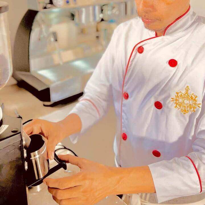 Interior acogedor de la cafetería Chateau de la Mar